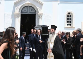 Η στιγμή που το φέρετρο με τη σορό της Νόνικας Γαληνέα εξέρχεται του ιερού ναού (φωτ.: Τατιάνα Μπόλαρη/ EUROKINISSI)