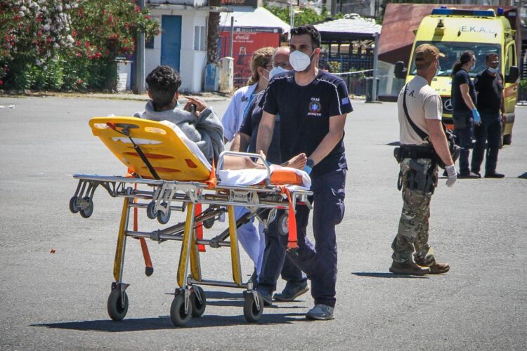 Διασωθείς του ναυαγίου στην Πύλο  μεταφέρεται με φορείο του ΕΚΑΒ (φωτ.: Eurokinissi)