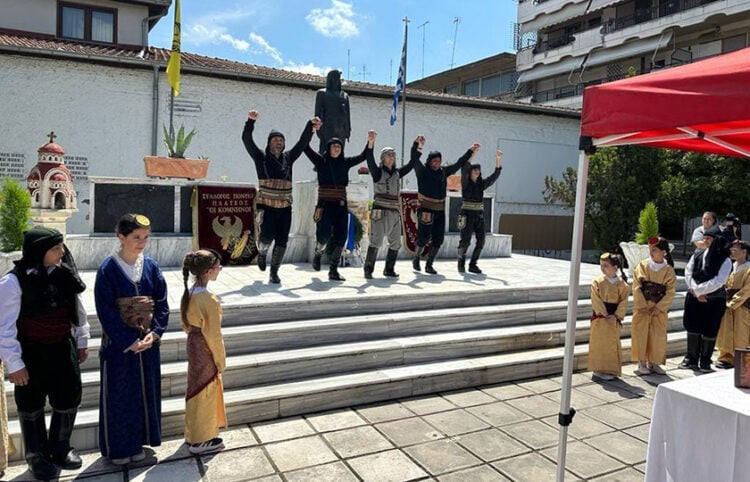 Πυρριχιστές στο μνημείο του Πόντιου Ακρίτα στην Αλεξάνδρεια Ημαθίας (φωτ.: Facebook / Απόστολος Βεσυρόπουλος)