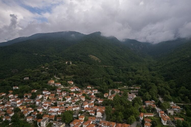 Το χωριό των Άνω Ποροΐων, κάτω από το όρος Μπέλες, όπως φαίνεται από ψηλά (φωτ.: ΑΠΕ-ΜΠΕ / Αχιλλέας Χήρας)