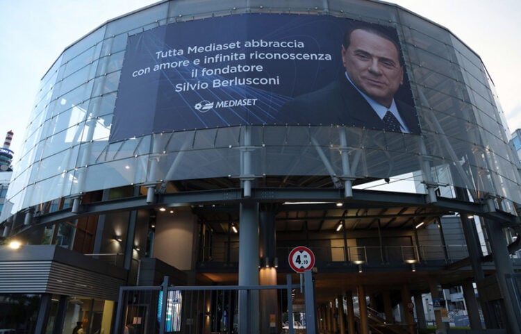 «Η Mediaset αγκαλιάζει τον ιδρυτή της Σίλβιο Μπερλουσκόνι με αγάπη και απέραντη ευγνωμοσύνη» γράφει το πανό έξω από τα στούντιο του μιντιακού ομίλου (φωτ.: EPA / Matteo Bazzi)