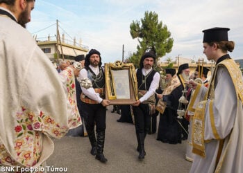 Στιγμιότυπο από την υποδοχή της εικόνας της Παναγίας Σουμελά στη Χαλκίδα (φωτ.: Γραφείο Τύπου Μητρόπολης Βεροίας, Ναούσης, Καμπανίας)