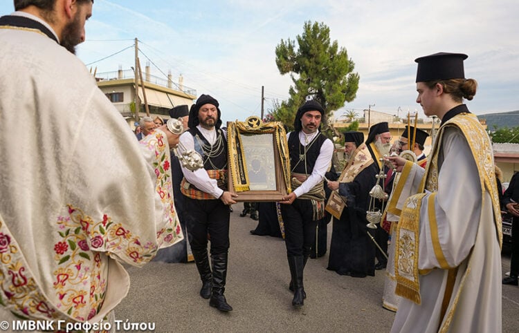 Στιγμιότυπο από την υποδοχή της εικόνας της Παναγίας Σουμελά στη Χαλκίδα (φωτ.: Γραφείο Τύπου Μητρόπολης Βεροίας, Ναούσης, Καμπανίας)