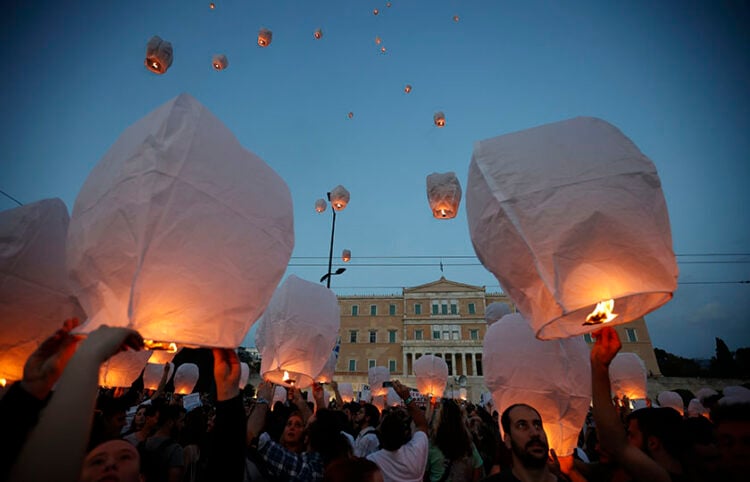 Φαναράκια στον ουρανό για τους νεκρούς στο ναυάγιο ανοιχτά της Πύλου (φωτ.: EUROKINISSI / Γιώργος Κονταρίνης)