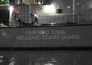 Άνδρες του Λιμενικού συλλέγουν σορούς μεταναστών από το ναυάγιο ανοιχτά της Πύλου (φωτ.: EUROKINISSI/Αντώνης Νικολόπουλος)