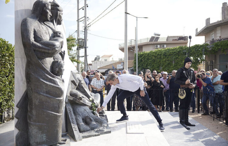 Ο Κυριάκος Μητσοτάκης στο μνημείο για τη Γενοκτονία των Ποντίων που βρίσκεται στον Ασπρόπυργο (φωτ.: Γραφείο Τύπου ΝΔ / Δημήτρης Παπαμήτσος)