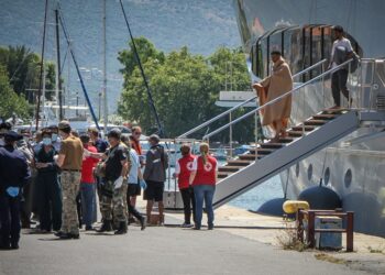 Διασωθείς του ναυαγίου φτάνει στο λιμάνι της Καλαμάτας (φωτ.: EUROKINISSI)