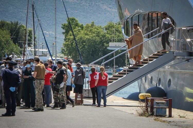 Διασωθείς του ναυαγίου φτάνει στο λιμάνι της Καλαμάτας (φωτ.: EUROKINISSI)