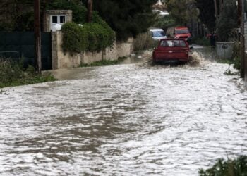 Πλημμυρισμένος δρόμος από τις έντονες βροχοπτώσεις (φωτ. αρχείου: EUROKINISSI/Στέφανος Ραπάνης)