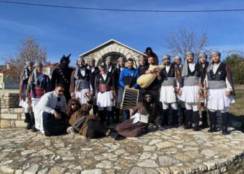 Μέλη του Πολιτιστικού και Λαογραφικού Συλλόγου Πρωτοχωρίου Κοζάνης στο έθιμο των Μωμόερων (φωτ.: facebook/Πολιτιστικός και Λαογραφικός Σύλλογος Πρωτοχωρίου Κοζάνης)