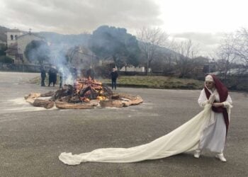 Στιγμιότυπο από την αναβίωση του αποκριάτικου εθίμου «Η νύφη... ο γαμπρός και ο Σταχτιάς» από τα μέλη του συλλόγου (φωτ.: facebook/ Μικρασιατικός Σύλλογος Νεοκαισάρειας Ιωαννίνων)