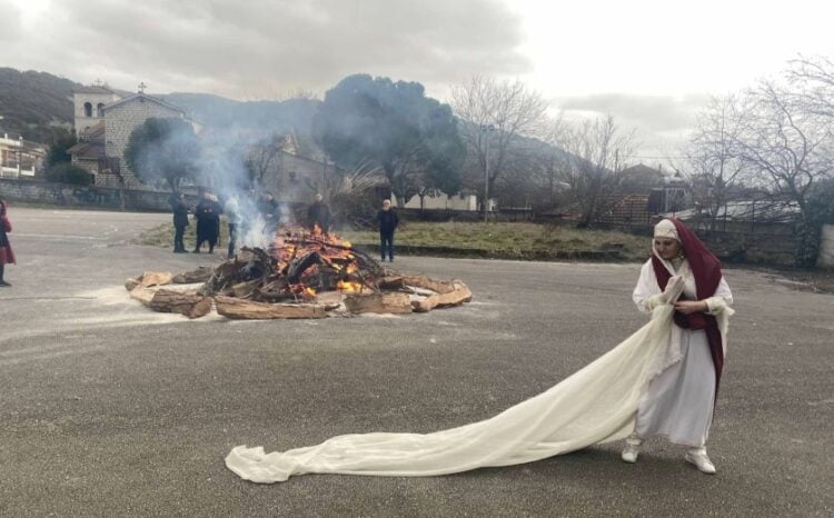 Στιγμιότυπο από την αναβίωση του αποκριάτικου εθίμου «Η νύφη... ο γαμπρός και ο Σταχτιάς» από τα μέλη του συλλόγου (φωτ.: facebook/ Μικρασιατικός Σύλλογος Νεοκαισάρειας Ιωαννίνων)