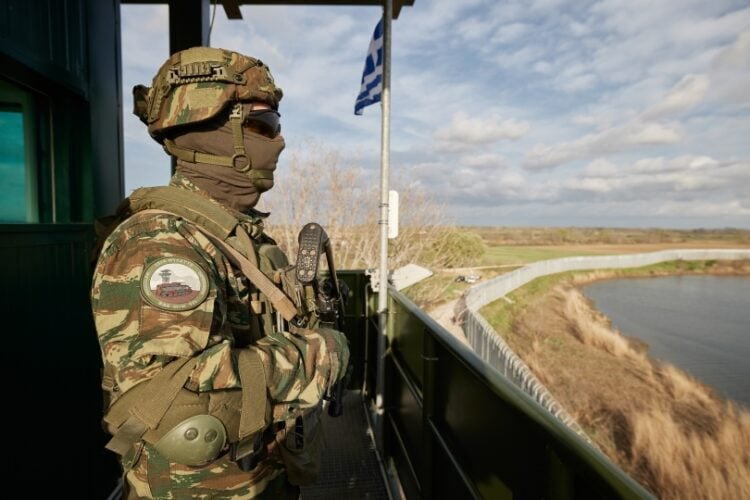 Συνοριοφύλακας στο φράχτη του Έβρου (φωτ. αρχείου: Γραφείο Τύπου Πρωθυπουργού)