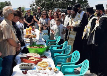 Τραπέζι στο κοιμητήριο του Θρυλορίου (φωτ.: Facebook / (Φωτ.: Πολιτιστικός Σύλλογος Ποντίων Θρυλορίου «Η Κερασούντα και το Γαρς»)