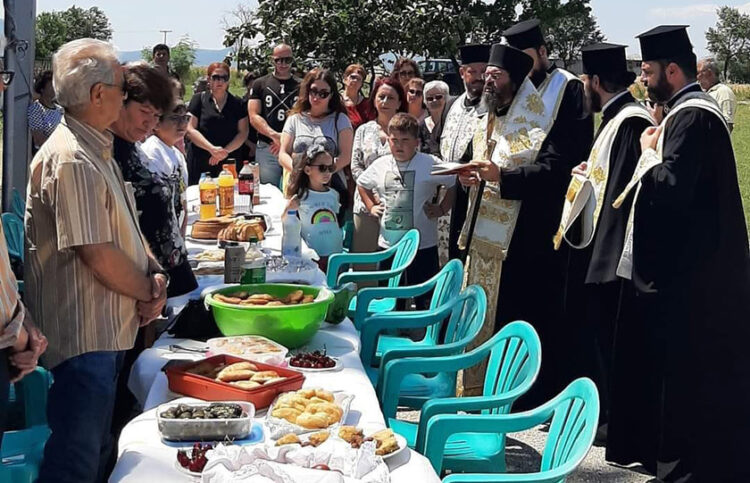 Τραπέζι στο κοιμητήριο του Θρυλορίου (φωτ.: Facebook / (Φωτ.: Πολιτιστικός Σύλλογος Ποντίων Θρυλορίου «Η Κερασούντα και το Γαρς»)