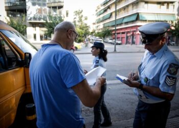 Τροχονόμος βεβαιώνει πρόστιμο σε οδηγό σχολικού λεωφορείου στην Αθήνα (φωτ.: EUROKINISSI/Στέλιος Μισίνας)