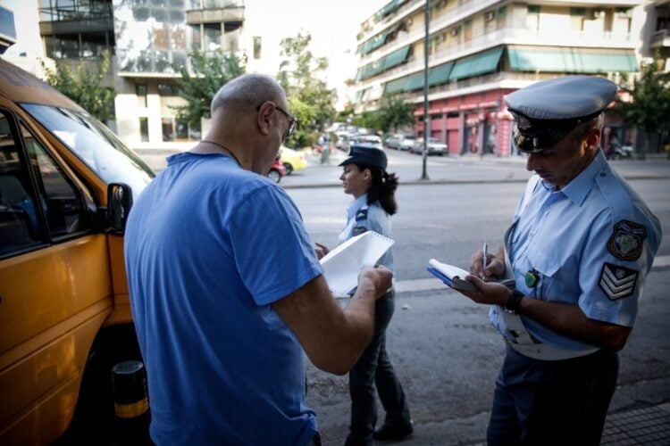 Τροχονόμος βεβαιώνει πρόστιμο σε οδηγό σχολικού λεωφορείου στην Αθήνα (φωτ.: EUROKINISSI/Στέλιος Μισίνας)