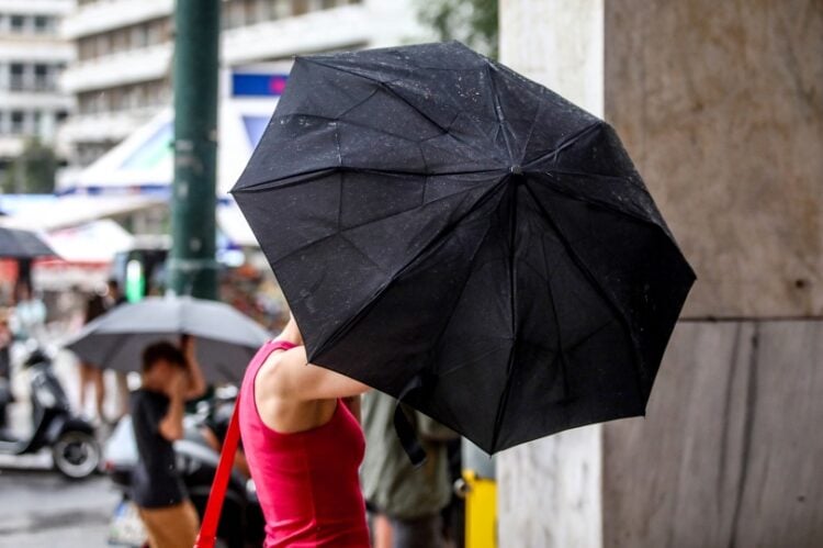 Ισχυρή  νεροποντή έπληξε το απόγευμα της Παρασκευής την Αθήνα (φωτ.: EUROKINISSI/Γιάννης Παναγόπουλος)