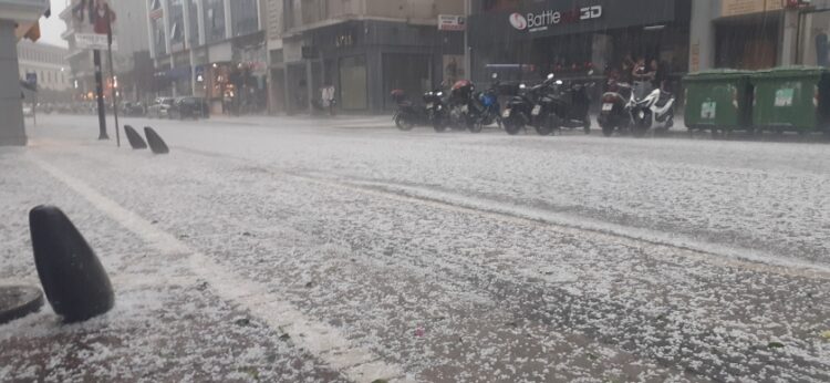 Οι δρόμοι στο κέντρο των Ιωαννίνων πλημμύρισαν με χαλάζι σε μέγεθος φουντουκιού (φωτ.: ΑΠΕ-ΜΠΕ)