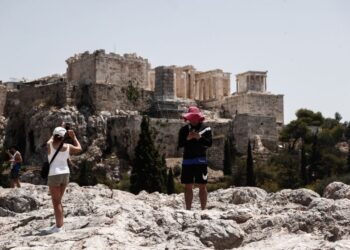 Εικόνα από την είσοδο του αρχαιολογικού χώρου της Ακρόπολης που και σήμερα θα παραμείνει κλειστός, από τις 11:30 έως τις 17:30 (φωτ.: Σωτήρης Δημητρόπουλος/EUROKINISSI)