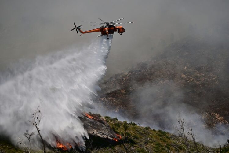 Εικόνα από τα Δερβενοχώρια όπου φλέγεται δύσβατη περιοχή (φωτ.: Μιχάλης Καραγιάννης/ EUROKINISSI)