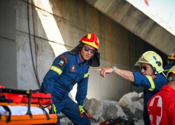 Έρευνες στα συντρίμμια γέφυρας στην περιμετρική οδό στην είσοδο της πόλης της Πάτρας (φωτ.: EUROKINISSI / Γιώτα Λοτσάρη)