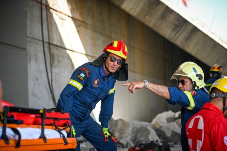 Έρευνες στα συντρίμμια γέφυρας στην περιμετρική οδό στην είσοδο της πόλης της Πάτρας (φωτ.: EUROKINISSI / Γιώτα Λοτσάρη)