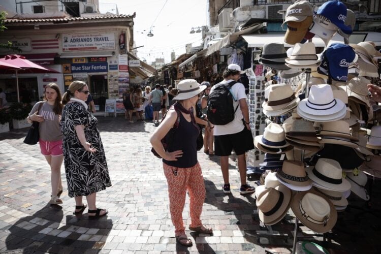 Τουρίστες εν μέσω καύσωνα μπροστά σε κατάστημα με καπέλα στο κέντρο της Αθήνας (φωτ.: Eurokinissi/Βασίλης Ρεμπάπης)