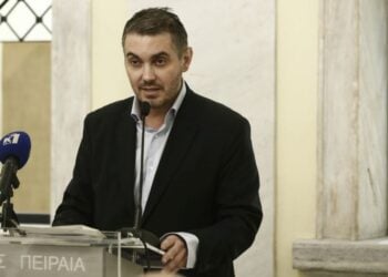 Ο παραιτηθείς υφυπουργός Πολιτισμού Κυπριακής Δημοκρατίας Μιχάλης Χατζηγιάννης στα εγκαίνια της έκθεσης «Αμμόχωστος Πειραιάς Διαδρομές επί σκοπού», στην Δημοτική Πινακοθήκη Πειραιά (φωτ.: ΑΠΕ-ΜΠΕ/ Γιάννης Κολεσίδης)