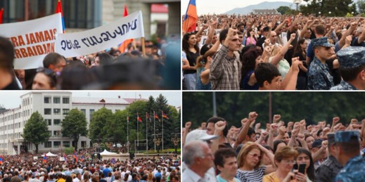 Στιγμιότυπο από τη διαδήλωση με τη συμμετοχή χιλιάδων ανθρώπων στο Ναγκόρνο Καραμπάχ για άνοιγμα του διαδρόμου Λατσίν (φωτ.: twitter.com/naghdalyan)