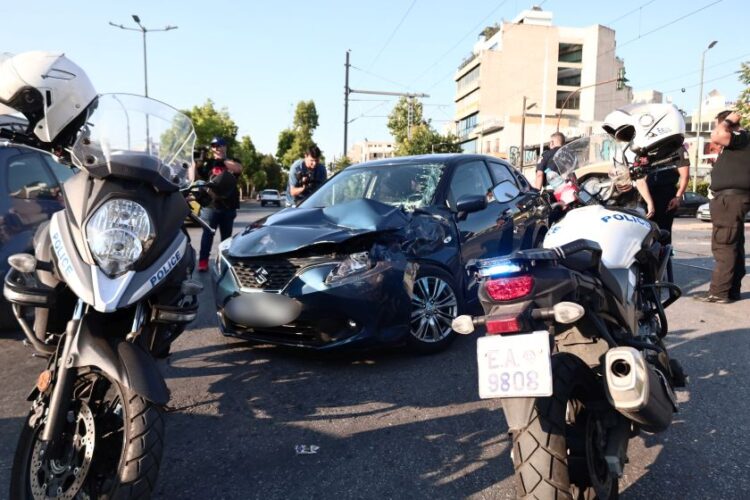 Εικόνα από το επιβατικό όχημα που συγκρούστηκε με αμαξοστοιχία αφού παραβίασε τις μπάρες στη διασταύρωση της σιδηροδρομικής γραμμής με την Ιερά Οδό (φωτ.: Κώστας Τζούμας / EUROKINISSI)