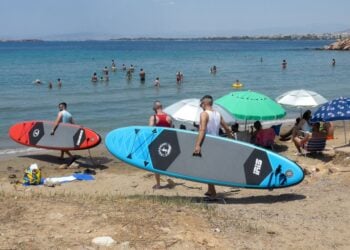 Εικόνα από την παραλία Καβούρι (φωτ.: Γιάννης Παναγόπουλος/ EUROKINISSI)