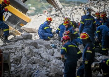 Διασώστες ερευνούν για εγκλωβισμένους στα συντρίμμια της γέφυρας στην είσοδο της Πάτρας που κατέρρευσε (φωτ.: Eurokinissi/Γιώτα Λότσαρη)