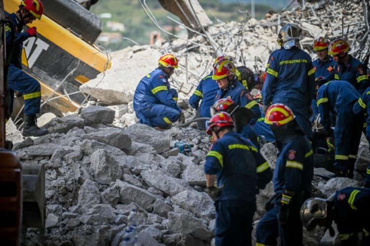 Διασώστες ερευνούν για εγκλωβισμένους στα συντρίμμια της γέφυρας στην είσοδο της Πάτρας που κατέρρευσε (φωτ.: Eurokinissi/Γιώτα Λότσαρη)