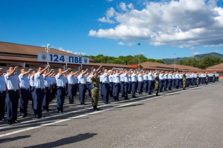 Εικόνα από την ορκωμοσία
των κληρωτών της Ε’ ΕΣΣΟ 2022, στις εγκαταστάσεις της 124 Πτέρυγας
Βασικής Εκπαίδευσης, στην Τρίπολη (φωτ. αρχείου: Γρ. Τύπου ΓΕΑ/ EUROKINISSI)