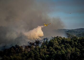 Πυροσβεστικό αεροσκάφος επιχειρεί για την κατάσβεση της πυρκαγιάς που καίει δασική έκταση ανάμεσα στις κοινότητες Έμπονας και Απόλλωνας  της Ρόδου. Τετάρτη 19 Ιουλίου 2023 (φωτ.: Eurokinissi / Αργύρης Μαντίκος)