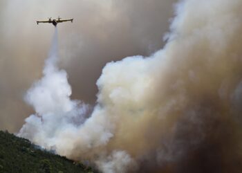 Πυροσβεστικό αεροσκάφος επιχειρεί για την κατάσβεση της φωτιάς στα Δερβενοχώρια (φωτ.: Eurokinissi/Μιχάλης Καραγιάννης)