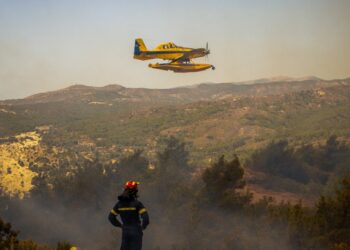 Πυροσβεστικό αεροσκάφος επιχειρεί για την κατάσβεση της φωτιάς στη Ρόδο (φωτ.: EUROKINISSI / Λευτέρης Δαμιανίδης)