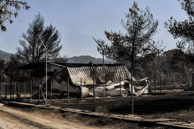 Καμμένο σπίτι από την πυρκαγιά στο Λουτράκι, Τρίτη 18 Ιουλίου (φωτ.: Eurokinissi)