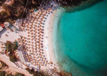 Άποψη της φημισμένης παραλίας Σαλιάρα ή Marble Beach της Θάσου (φωτ.: Πάρης Παρασχούδης/ ΑΠΕ-ΜΠΕ)