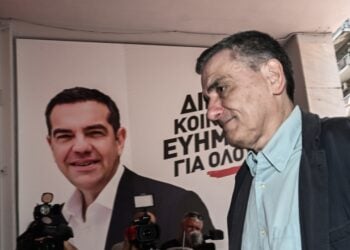 Ο Ευκλείδης Τσακαλώτος προσέρχεται στη συνεδρίαση της Πολιτικής Γραμματείας του ΣΥΡΙΖΑ-Προοδευτική Συμμαχία, Κυριακή 2 Ιουλίου 2023 (φωτ.: Eurokinissi/Τατιάνα Μπόλαρη)