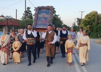 Ζιπκαλήδες κρατούν την εικόνα των Αγίων Αποστόλων (φωτ.: Facebook / Σύλλογος Ποντίων Αλεξάνδρειας & περιχώρων)