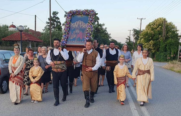 Ζιπκαλήδες κρατούν την εικόνα των Αγίων Αποστόλων (φωτ.: Facebook / Σύλλογος Ποντίων Αλεξάνδρειας & περιχώρων)