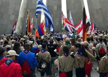 Η ελληνική σημαία ανεμίζει στο Μνημείο Γενοκτονίας των Αρμενίων (πηγή: facebook.com /Armeniki-Homenetmen.official)