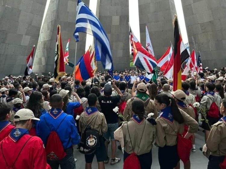 Η ελληνική σημαία ανεμίζει στο Μνημείο Γενοκτονίας των Αρμενίων (πηγή: facebook.com /Armeniki-Homenetmen.official)