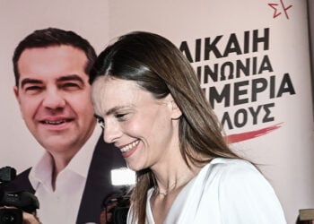 Η Έφη Αχτσιόγλου έξω από τα γραφεία του ΣΥΡΙΖΑ (φωτ.: EUROKINISSI / Τατιάνα Μπόλαρη)