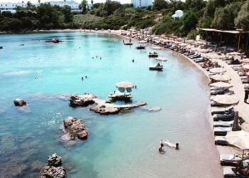 Αεροφωτογραφία του beach bar όπου διακρίνονται οι παράνομες κατασκευές μέσα στη θάλασσα (φωτ.: facebook/Santa Marina Rhodes)