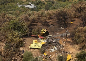 Eμπειρογνώμονες στα συντρίμμια του Canadair στην Κάρυστο (φωτ.: ΑΠΕ-ΜΠΕ / Γιώργος Βιτσάρας)