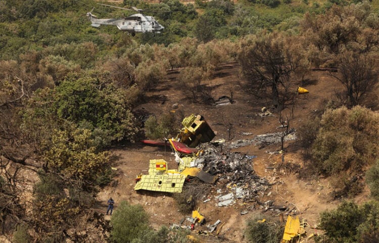 Eμπειρογνώμονες στα συντρίμμια του Canadair στην Κάρυστο (φωτ.: ΑΠΕ-ΜΠΕ / Γιώργος Βιτσάρας)