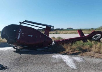 Το ελικόπτερο της Mavi Air στον αεροδρόμιο της Σάμου (φωτ.: ΑΠΕ-ΜΠΕ)